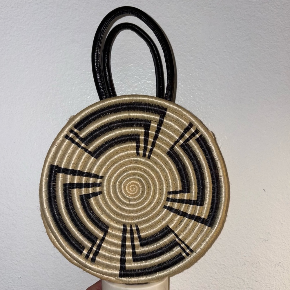 Chic Woven Round Handbag - Black and Tan